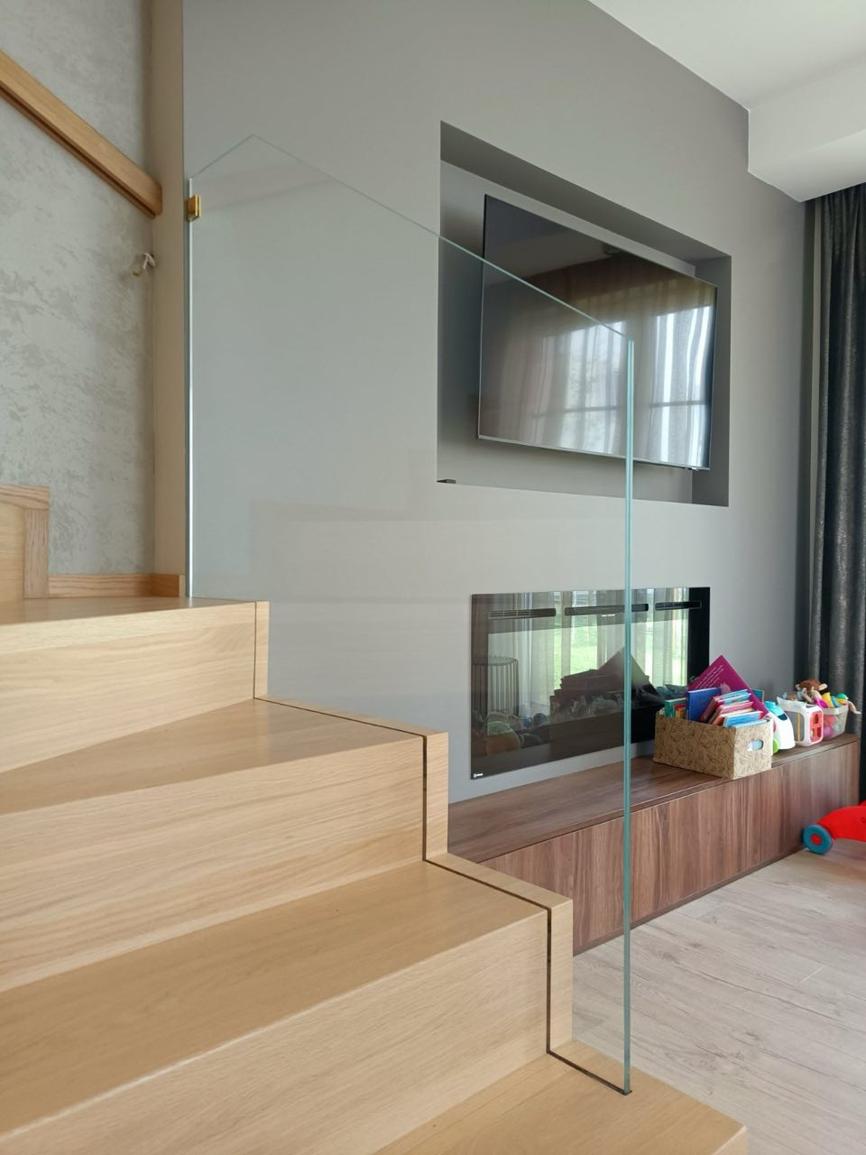 Montaż szkła we frezie (szkło w kształcie schodów) 