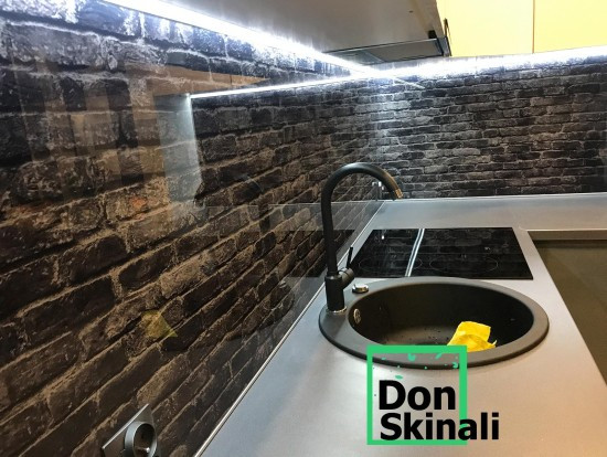 Przewagi panelu ze szkła hartowanego do kuchni nad płytkami